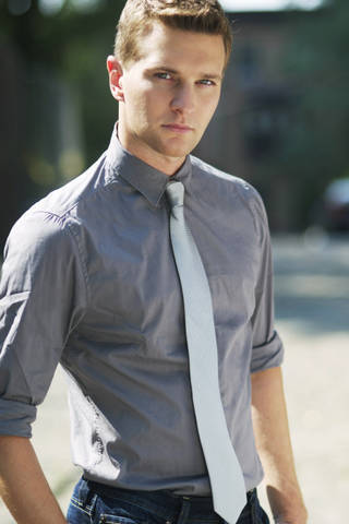 DANIEL HOLMES 6'0" Suit: 40R
Shirt: 15.5-32
Waist: 30
Inseam: 32
Shoe:
Hair: Brown
Eyes: Blues