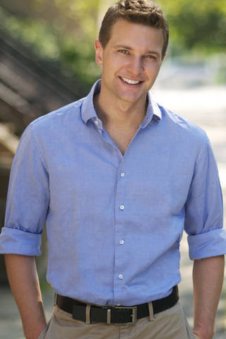 DANIEL HOLMES 6'0" Suit: 40R
Shirt: 15.5-32
Waist: 30
Inseam: 32
Shoe:
Hair: Brown
Eyes: Blues