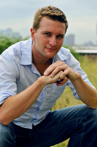 DANIEL HOLMES 6'0" Suit: 40R
Shirt: 15.5-32
Waist: 30
Inseam: 32
Shoe:
Hair: Brown
Eyes: Blues