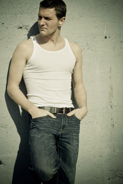 DANIEL HOLMES 6'0" Suit: 40R
Shirt: 15.5-32
Waist: 30
Inseam: 32
Shoe:
Hair: Brown
Eyes: Blues