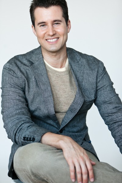 JOHNNY TYRONE 6'0"
Suit: 40R
Shirt: 15-33
Waist: 32
Inseam: 32
Shoe: 9.5
Hair: Brown
Eyes: Hazel