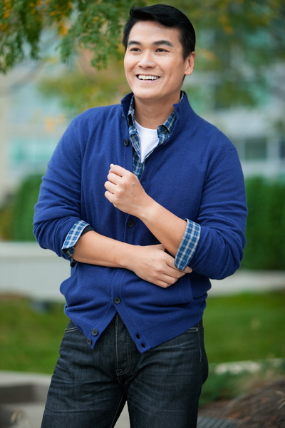 JOHN LEE
5'10" Suit: 40R
Shairt: 16-33
Waist: 33
Inseam: 30
Hair: Black
Eyes: Brown
Shoe: 9