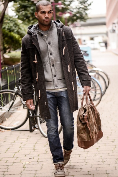 ALTI 6'1" Suit:40L Shirt: 15.5-35 Waist:32 Inseam:33 Shoe:11
Hair: Black
Eyes: Dk. Brown