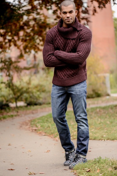 ALTI 6'1" Suit:40L Shirt: 15.5-35 Waist:32 Inseam:33 Shoe:11
Hair: Black
Eyes: Dk. Brown
