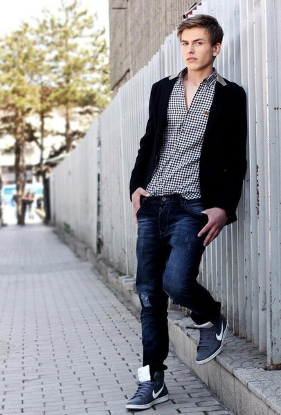 MIRLIND 6'1" Suit: 40L
Shirt: 16-34
Waist: 33
Inseam: 32
Shoe: 11D
