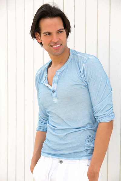 ANDREW GARCIA
Ht: 6'0" Suit: 40R Shirt: 15x32 Waist: 30 Inseam: 32 Shoe: 11
Hair: Brown Eyes: Brown