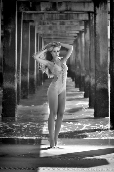VERONIKA 5'9" Size: 4-6
33B-25-36
Shoe:7.5