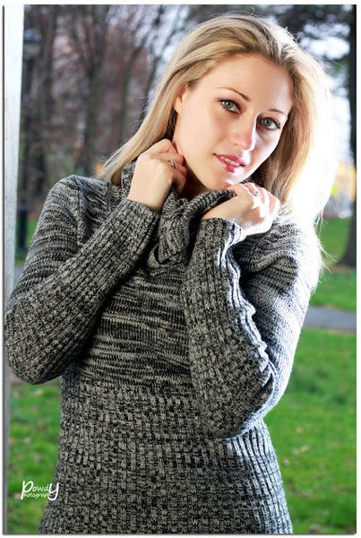 VERONIKA 5'9" Size: 4-6
33B-25-36
Shoe:7.5
