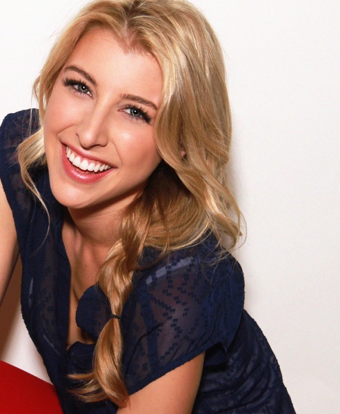 LAUREN BEATTIE 5'10" Size:4
Bust: 34B Waist: 26 Hips: 35 Shoe:10
Hair: Blonde
Eyes: Blue