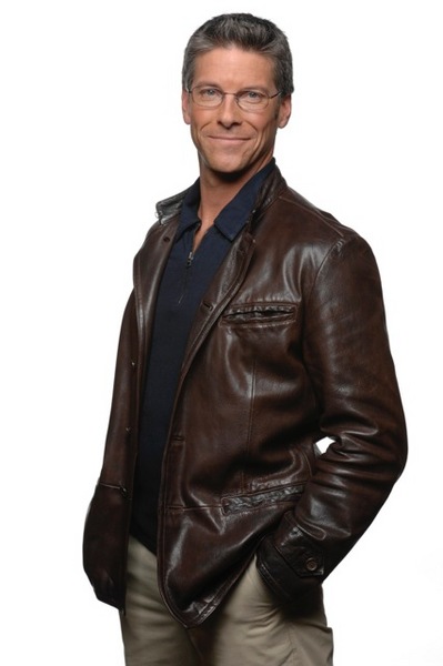 PETER ANGELO
6'1"
Suit: 40R
Shirt: 15.5-34
Waist: 32
Inseam: 32
Hair: Brown/Gray
Eyes: Blue
Shoe: 11