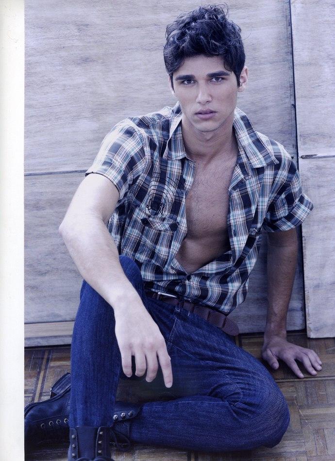 BRUNO DA GAMA
6'1"
Suit: 40R
Shirt: 15.5/34
Waist:31
Inseam:32
Hair: Brown
Eyes: Hazel
Shoe: 10.5
