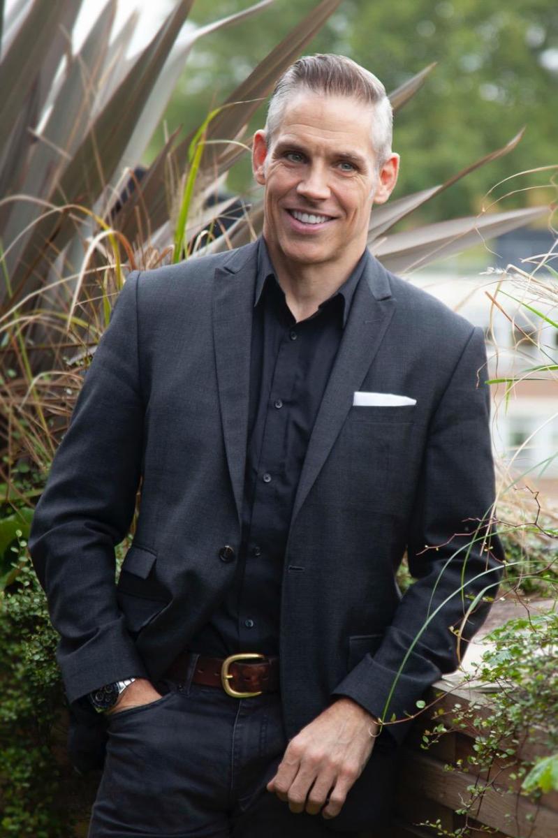 TIM HUTCHINS 5'11" Suit: 40R Shirt: 16-33 Waist: 32 Inseam: 32 Shoe: 9.5
Hair: Silver Eyes: Blue/Green