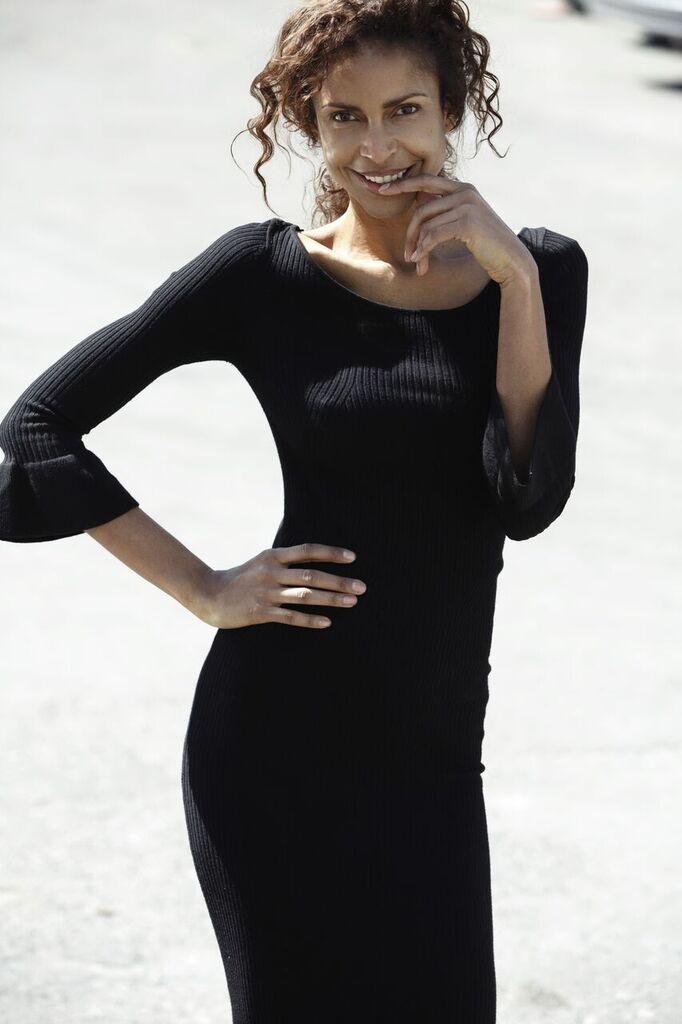 RAEVEN WESTERN 5'10" Bust: 34BG Waist: 25 Hips: 35
Shoe: 10 Hair: Brown Eyes: Brown