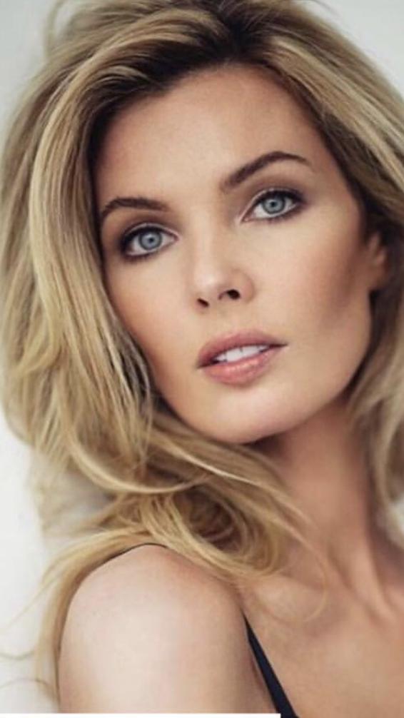 MARY O'ROURKE 5'10" Size:4
Bust 34B
Waist: 25.5
Hips:35.5
Hair: Brown
Eyes: Blue
Shoe: 9.5