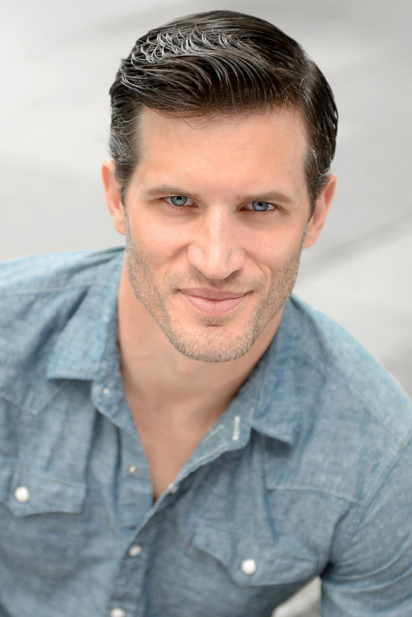 ANDY PEEKE 6'0" Suit: 40R Shirt: 15-34 Waist:32 Inseam:32
Shoe: 11
Hair: Brown
Eyes: Blue