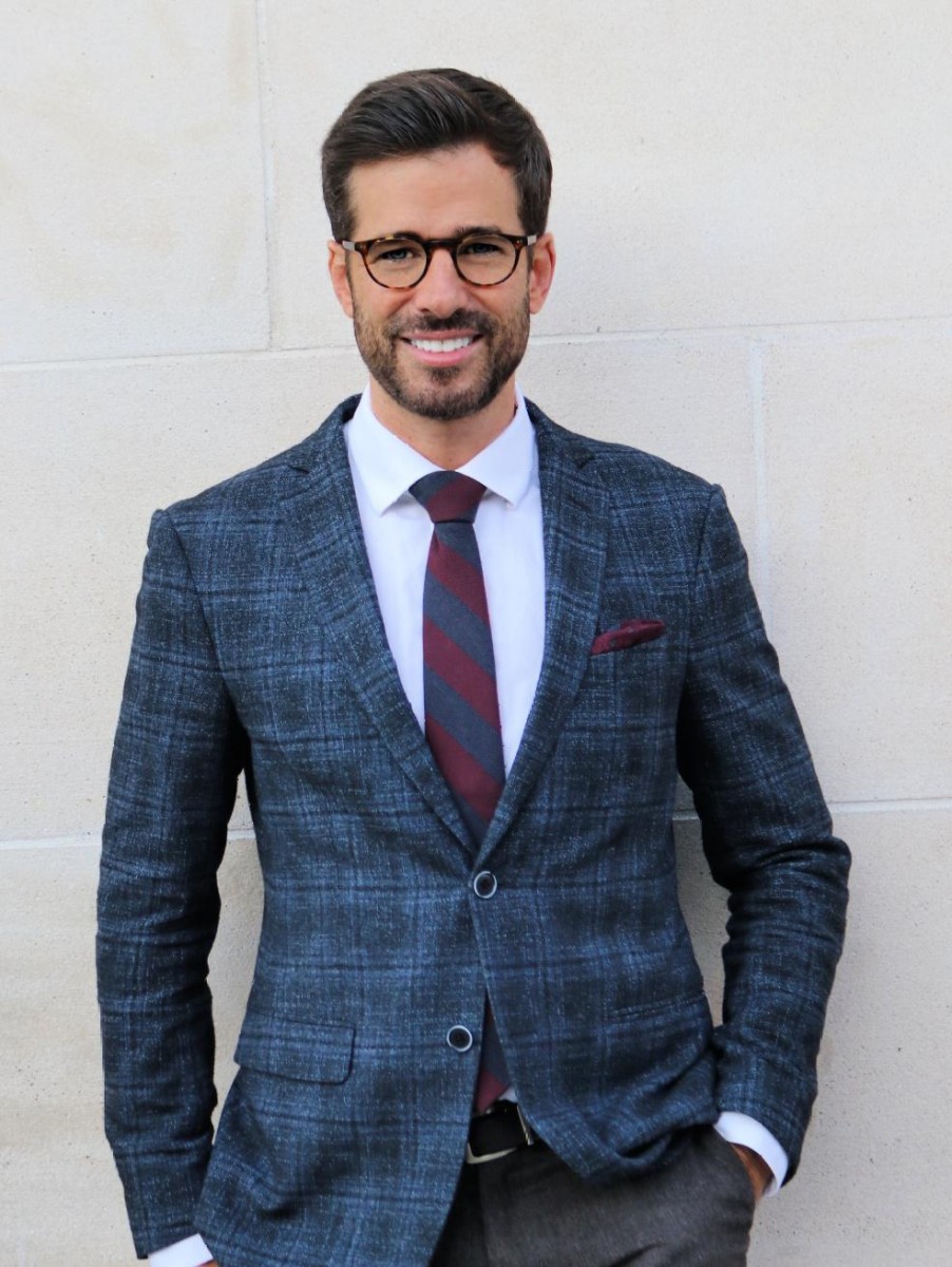 ROBERT KANE 6;0: Suit:38R Shirt: 15.5-34 
Waist: 31  Inseam: 32 
Shoe: 10.5 Hair: Brown  Eyes: Hazel