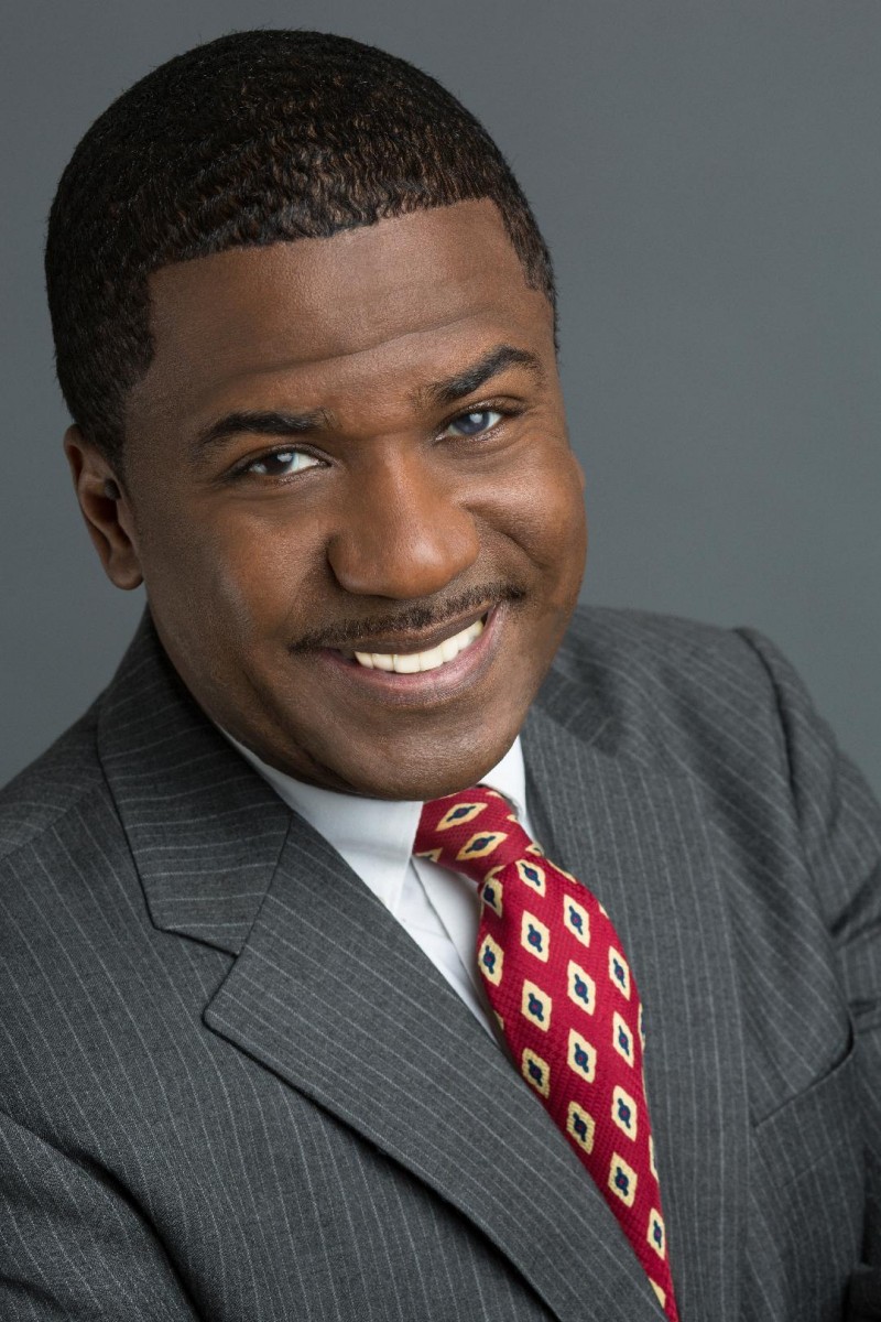 ROBERT STARKS Ht: 5'10"
Suit: 40R Shirt: 15-33 Waist: 30 Inseam: 33 Shoe:8 Hair: Dk. Brown Eyes: Dk. Brown