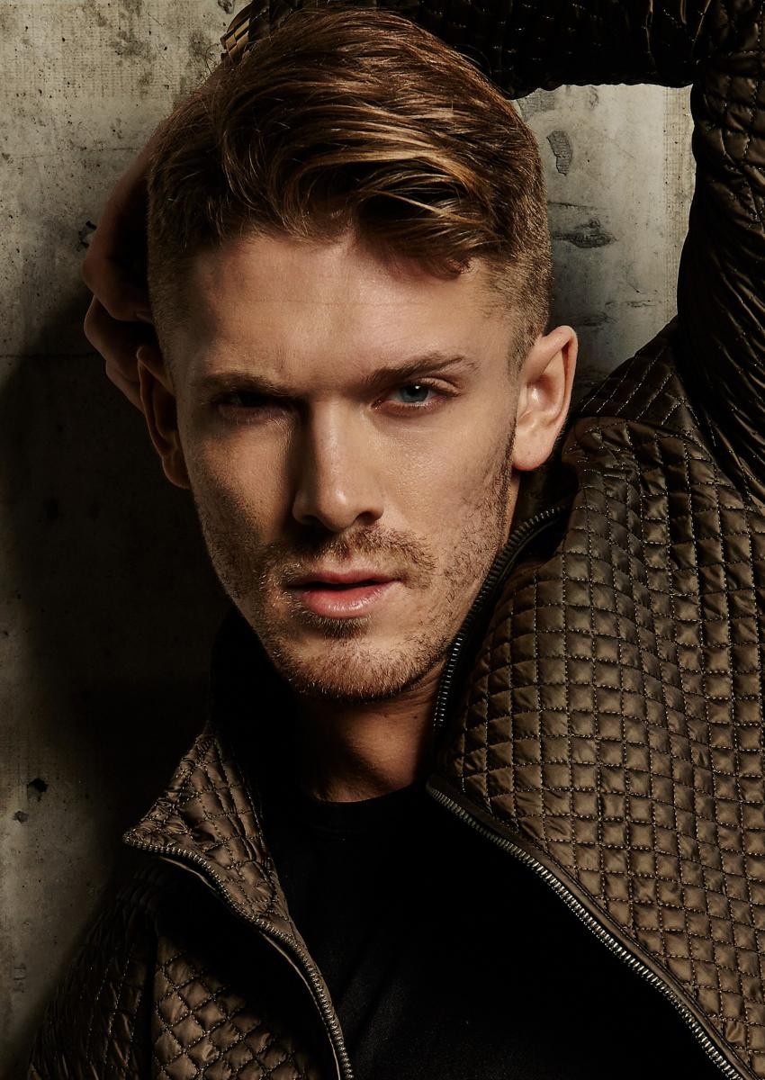 JUSTIN GERHARD 6'0" Suit: 41R Shirt:15.5 -34 Waist: 33 Inseam: 34 Shoe: 11
Hair: Blond
Eyes: