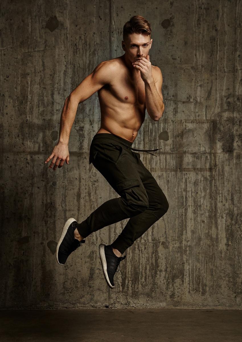 JUSTIN GERHARD 6'0" Suit: 41R Shirt:15.5 -34 Waist: 33 Inseam: 34 Shoe: 11
Hair: Blond
Eyes: