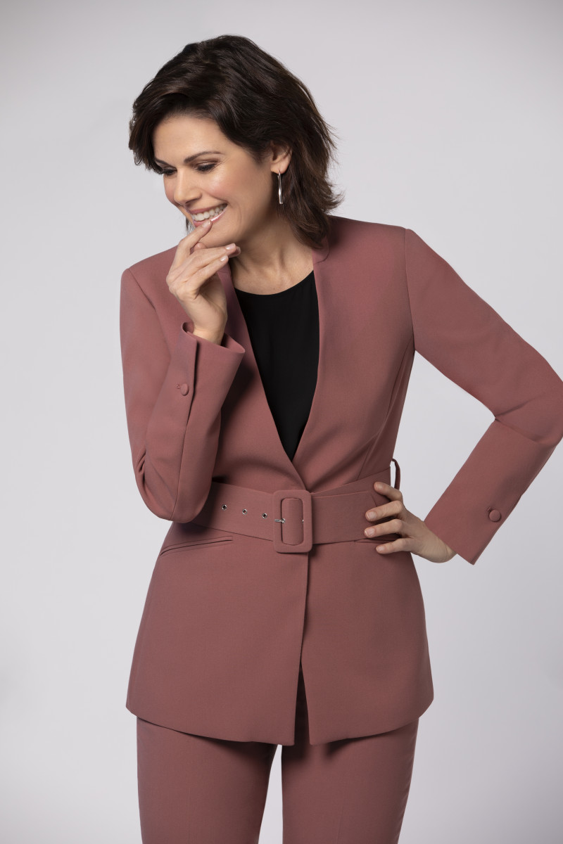 SUZANNE RAFFAELLI
5'8"
Size:6-8
Bust: 34B
Waist: 27
Hips: 37
Shoe: 9-9.5
Hair: Brown
Eyes: Brown