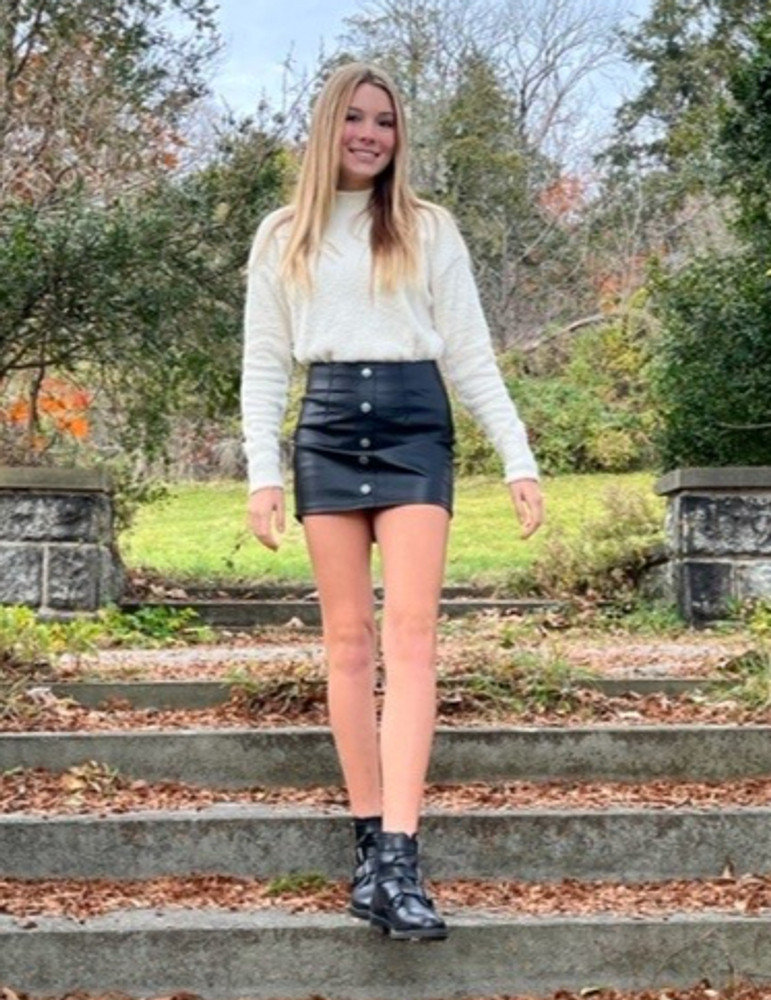 KYLIE L  5'6.5"KYLIE L   5'6.5" Youth size tops 14/15, women size tops xs/small  Pants 0-2 Jeans 2 Shoe 8