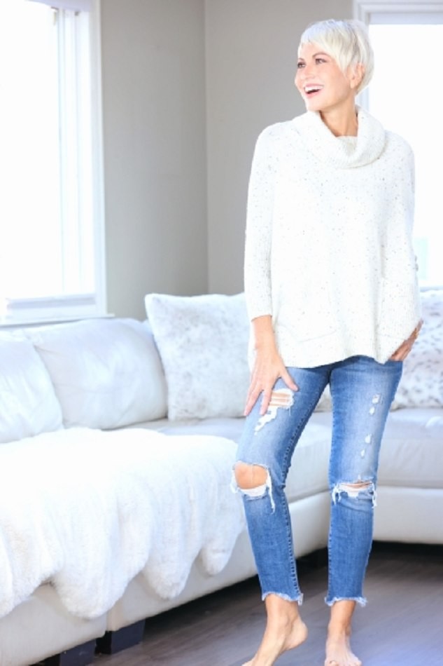 CHRISTINA BENITAN 5'7" Size 4 Bust 34B/C
Waist 23   Hip 33  Shoe 7
Hair Brown   Eyes Brown
