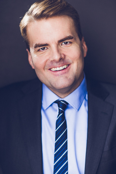 Chris Chirdon 6'1"
SAG/Aftra  AEA