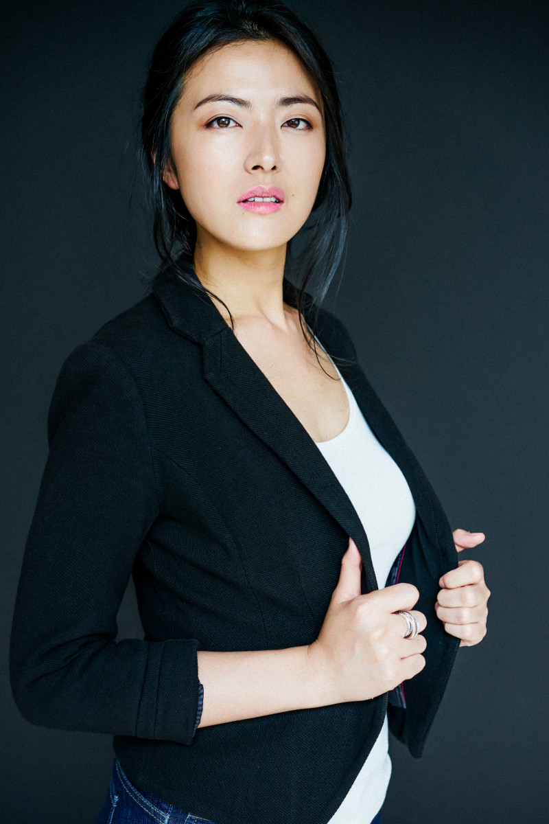 Di Zhu
5'9"  Size 2  Bust: 34A  Waist: 27  Hip: 36  Shoe: 9.5  Hair: Black  Eyes: Brown