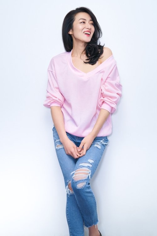Di Zhu
5'9"  Size 2  Bust: 34A  Waist: 27  Hip: 36  Shoe: 9.5  Hair: Black  Eyes: Brown