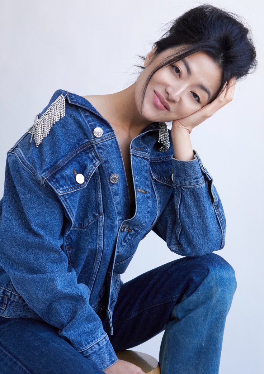 Di Zhu
5'9"  Size 2  Bust: 34A  Waist: 27  Hip: 36  Shoe: 9.5  Hair: Black  Eyes: Brown
