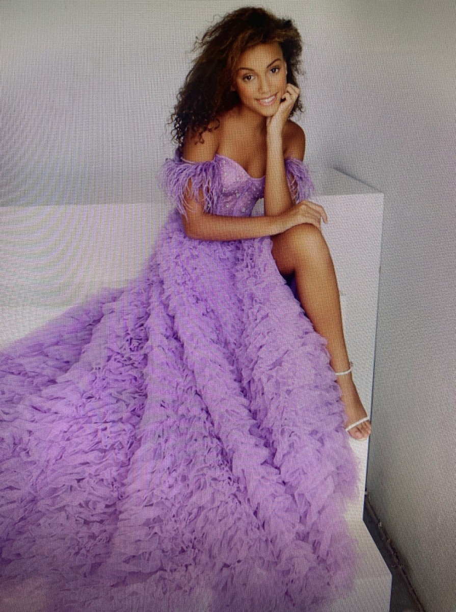 Julie W   5'7" Size 2-4 Shoe: 9
Hair: Brown  Eyes: Brown
