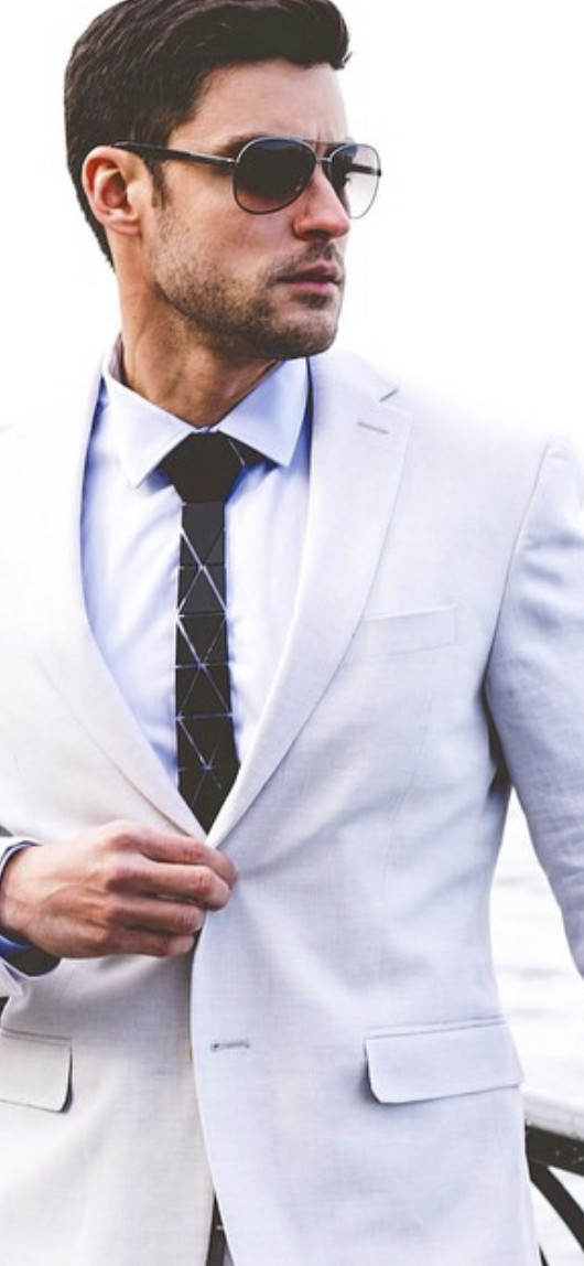 MATT FOX 6'1.5" Suit: 40R Waist: 32 Inseam: 32 Shoe: 12
