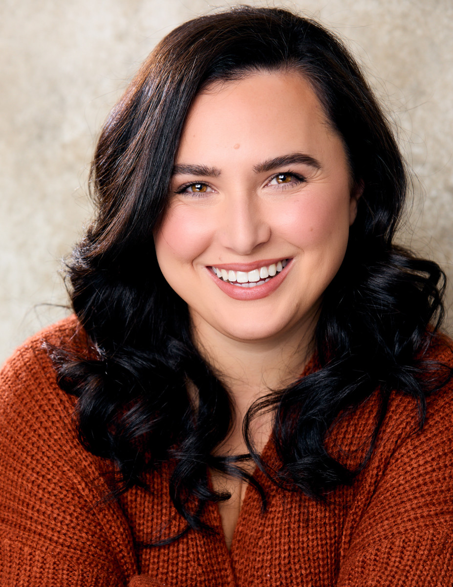 TAYLOR CLARK 5'2" 38-29-50   
Shoe: 7.5 Hair: Dk. Brown Eyes: Amber