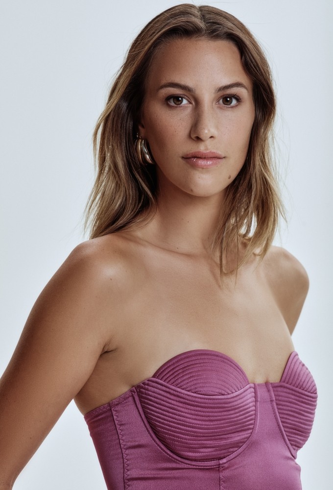 TATUM CORRAL  5'11" Size 4-6  Bust: 32 Waist: 26  Hip: 36  Shoe 10.5  Hair: Brown Eyes: Hazel
