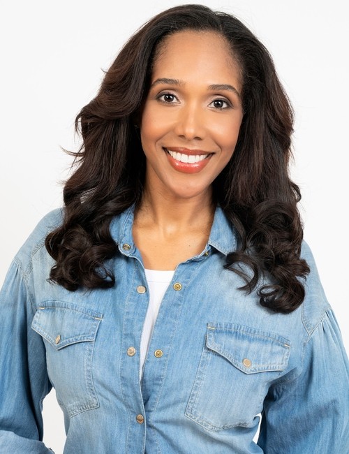 NADIA BATCHELOR   5'7"  Size:4  Shoe: 10  Hair: Brown Eyes: Brown