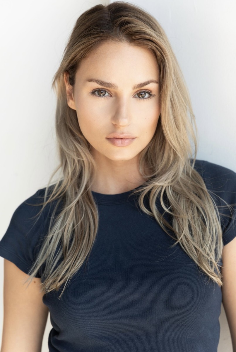 Lindsay  5'8"  Size 2-4  Shoe: 8  Hair: Blonde  Eyes: Brown