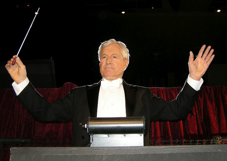 ROGER CONOVER 5'11" 
Suit: 40R
Shirt: 15.5-33
Waist:34
Inseam:31
Shoe:10D
Hair:White
