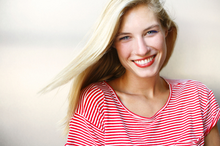 COURTNEY GRAF 6'0"  Size: 4-6  33-27-37 Shoe: 10.5 Hair: Blonde Eyes: Blue