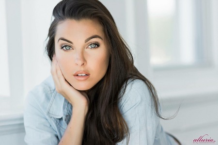 KRYSTINA WOLVERTON  5'8"  B-34C W-25 H-34  Shoe-7  Size-2/4  Hair-Brown  Eyes-Blue/Green