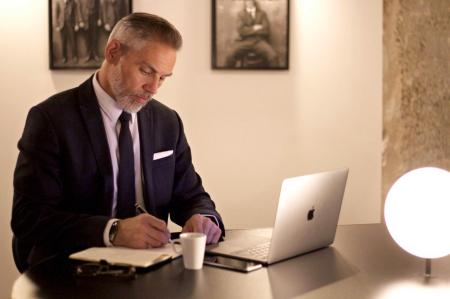TIM HUTCHINS 5'11" Suit: 40R Shirt: 16-33 Waist: 32 Inseam: 32 Shoe: 9.5
Hair: Silver Eyes: Blue/Green