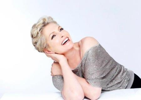 LEIGH RICHARDSON
5'9" Size:8 Bust: 36B Waist: 28 Hips: 37 Shoe: 10 Hair: Blonde Eyes: Green