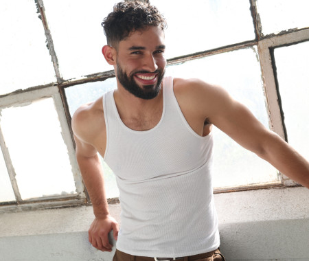 GUSTAVO  6'1"  40R Shirt:15 1/2-33 Waist 32 Inseam: 33 Shoe: 10